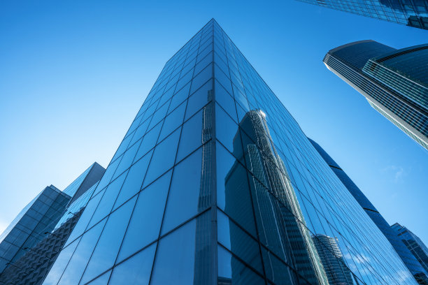 现代建筑的角落由玻璃和钢制成。抽象的架构。图片下载