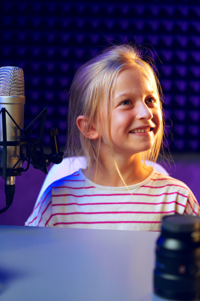 微笑的小女孩坐在录音棚肖像图片下载