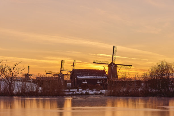 冬天夕阳下的金德迪克风车。图片下载