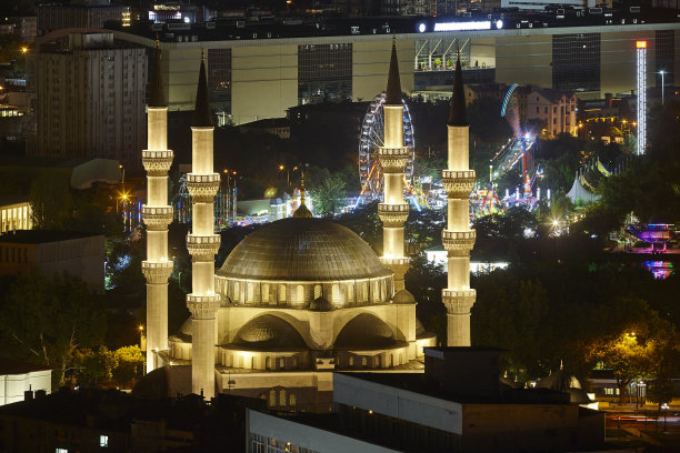 安卡拉的夜景。Melike Hatun清真寺和游乐场。火鸡图片下载