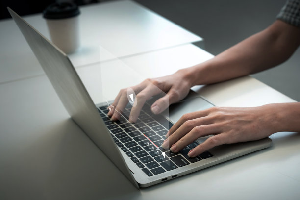 一个女商人的手在网上冲浪和观看视频图片下载