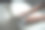 一个女商人的手在网上冲浪和观看视频图片下载