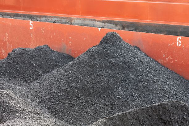 法兰克福一家发电厂的煤堆成山图片下载