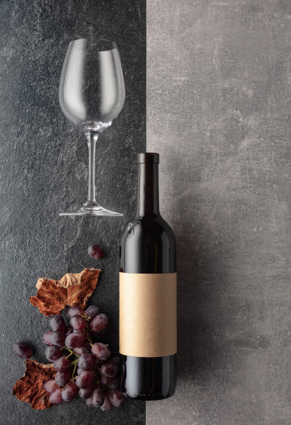 红葡萄酒与葡萄在石头背景。图片下载