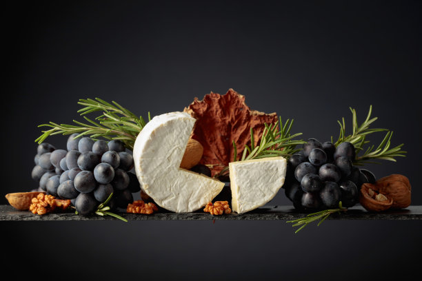 奶酪卡门贝尔干酪配核桃，蓝葡萄和迷迭香。图片下载