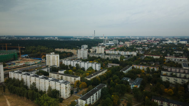 有基础设施的多层建筑物。人口密集的市区。阴暗的天气。航空摄影。图片下载