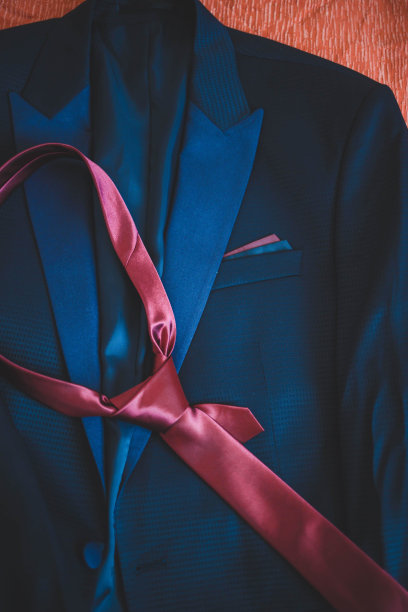 垂直拍摄的一套深蓝色西装和一条红色领带图片下载