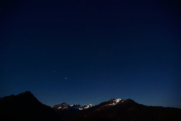 奥尔加乌阿尔卑斯山雄伟的夜景，山顶积雪覆盖，山脉绵延图片下载