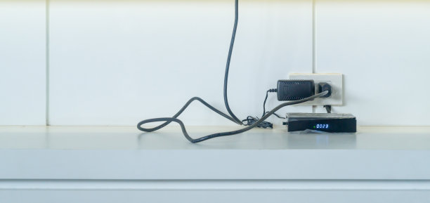 电视插头和插座，适配器和天线设置在客厅或家庭办公室的白墙上图片下载