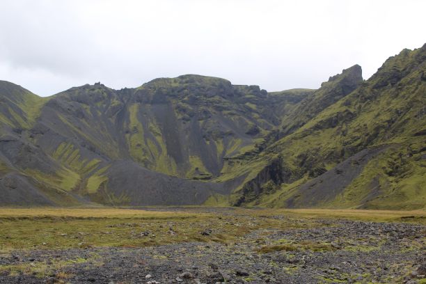 灰色天空下的岩石山和干燥风景的美丽照片图片下载