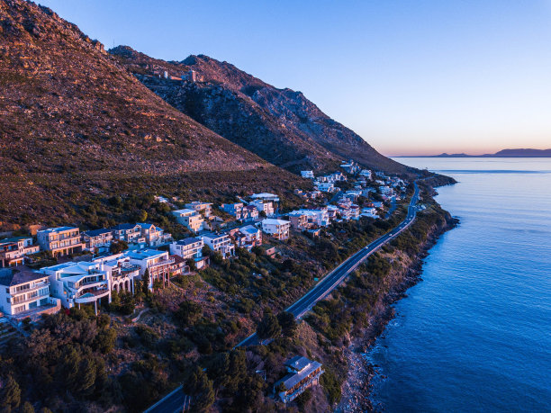 城市的建筑和村舍阶梯式安置在山腰上，俯瞰公路和大海图片下载