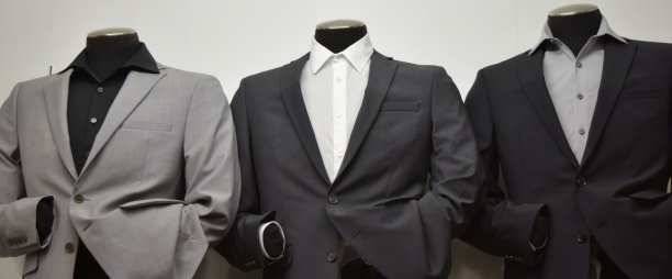 靠墙的人体模型上的经典西服特写图片下载