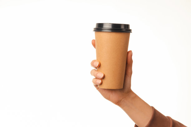 特写照片的妇女手拿纸杯卡布奇诺在白色背景图片下载