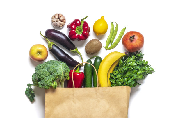 绿色环保纸质购物袋，白色背景上有有机绿色蔬菜。平铺，俯视图零浪费，无塑料概念健康清洁饮食和排毒，农业理念图片下载