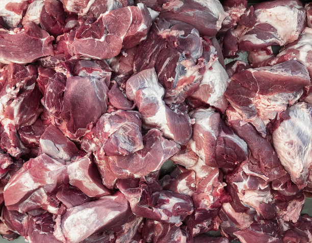 肉，猪肉，猪里脊放在不锈钢托盘上。图片下载