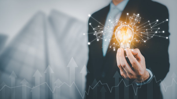 商人拿着灯泡，用创新的技术和创意构思新想法，用发光的灯泡创造概念，商人拿着发光的灯泡，创新图片下载