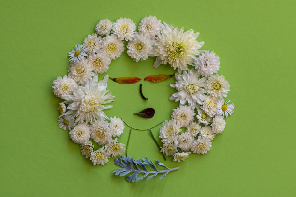 用五颜六色的树叶和花朵制作工艺品，为孩子们提供创意图片下载