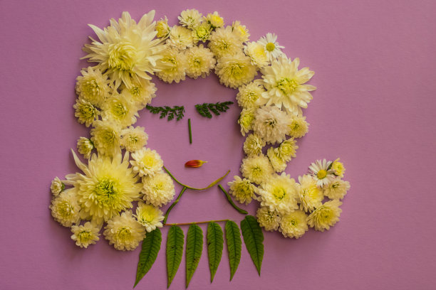 用五颜六色的树叶和花朵制作工艺品，为孩子们提供创意图片下载