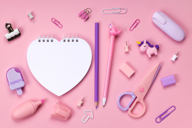 白心笔记本，粉色背景包围文具图片下载