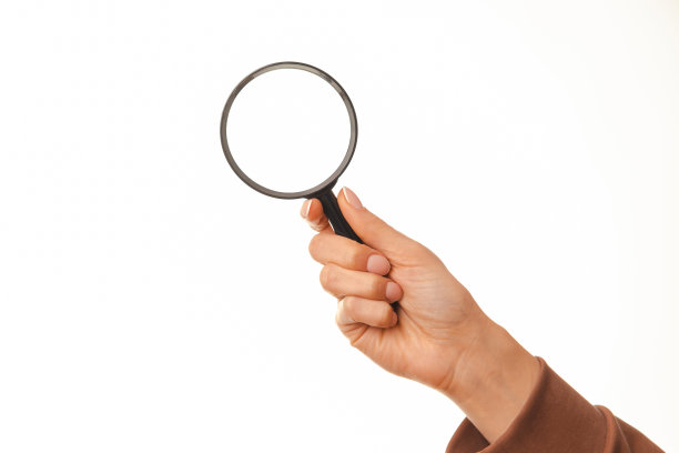 特写照片的妇女手拿放大镜在白色背景图片下载