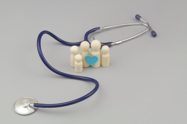 灰色背景上蓝色心脏和听诊器的家庭人物形象。图片下载