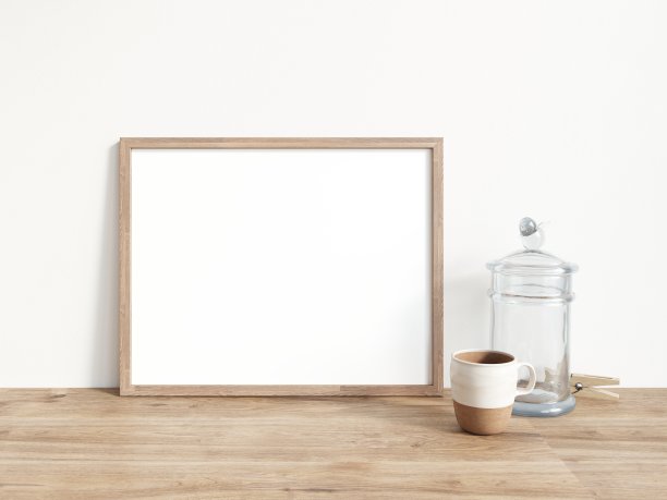 空白水平定向矩形画框与薄木边框站在木表面。玻璃器皿和瓶盖。3D插图。图片下载