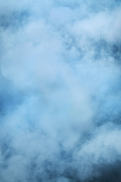 抽象的蓝色烟雾在黑暗的背景。蓝烟的背景图片下载