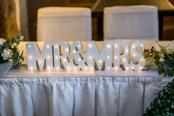 婚礼上用蜡烛和“Mr&MRS”灯装饰的美丽照片图片下载