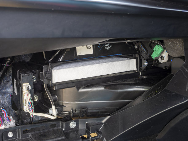 更换汽车空气过滤器。手车用户维修空调过滤器由更换概念DIY在他的车内。图片下载