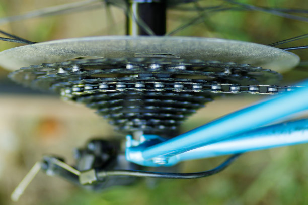 砂石自行车传动、链条保养。自行车的一部分。图片下载