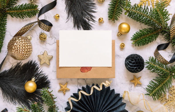 空白卡之间黑色和金色的圣诞装饰和杉树树枝顶视图图片下载