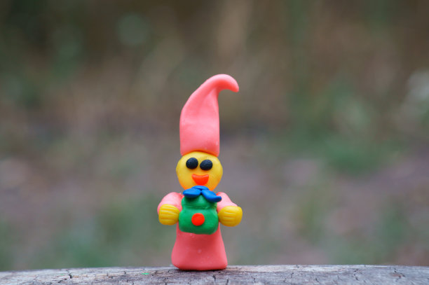 彩色童话小矮人的小雕像和礼物。节日、生日的装饰。图片下载