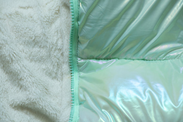 暖暖的儿童冬季绿色羽绒服为背景，冬季羽绒服，时尚图片下载