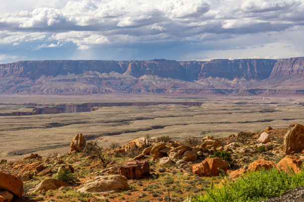 大峡谷的最后一端是高大崎岖的棕色岩石图片下载