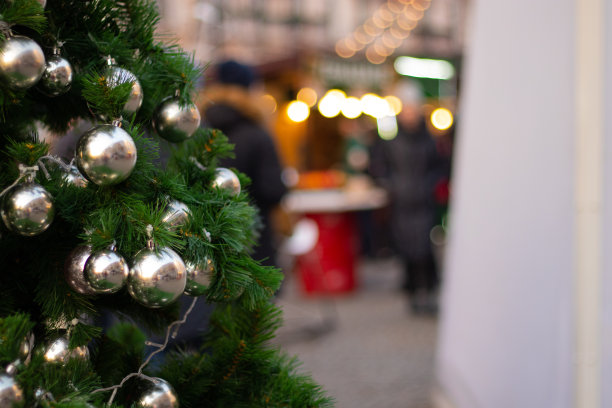 街道上的圣诞树作为背景图片下载