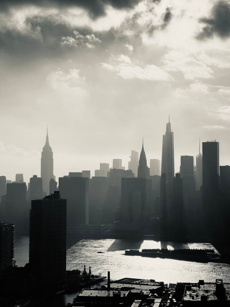 从皇后区广场用背光拍摄曼哈顿天际线的垂直航拍图片下载