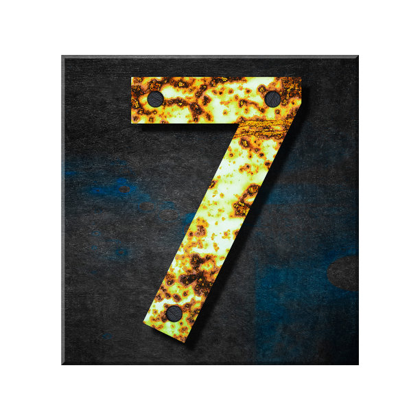 数字7。字母来自字母，来自生锈的铁，来自木板。孤立的白色背景。教育。设计图片下载