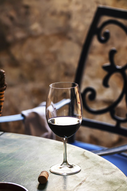 老房子的桌子上的一杯红酒图片下载