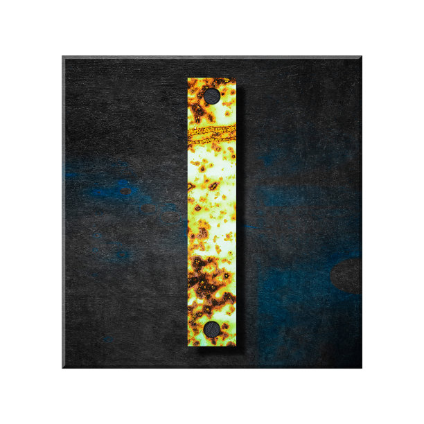 字母l，小写。字母来自字母，来自生锈的铁，来自木板。孤立的白色背景。教育。设计图片下载