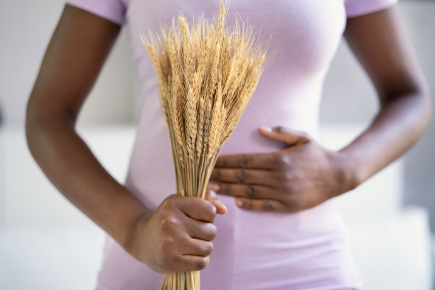 乳糜泻和麸质不耐症。女人拿着小穗图片下载