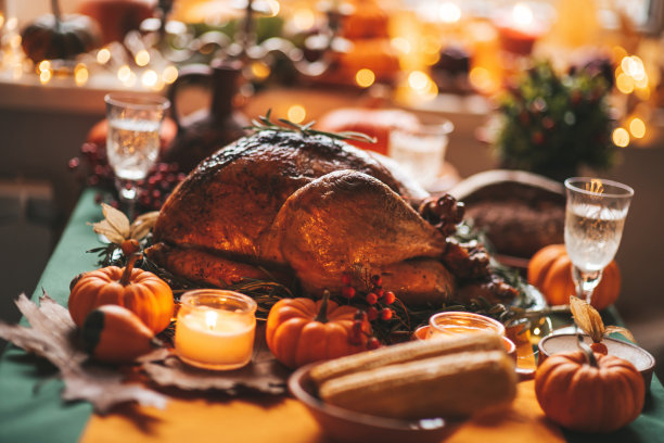 感恩节餐桌上的秋季装饰和南瓜图片下载