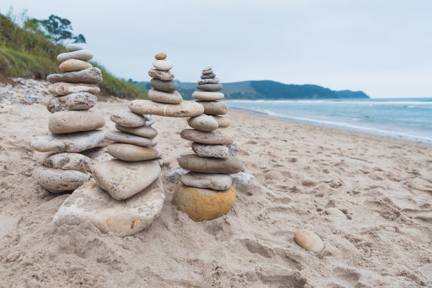 鹅卵石在海滩上相互叠在一起保持平衡图片下载