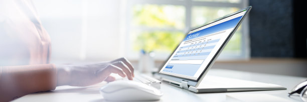 非洲妇女填写调查问卷或表格图片下载