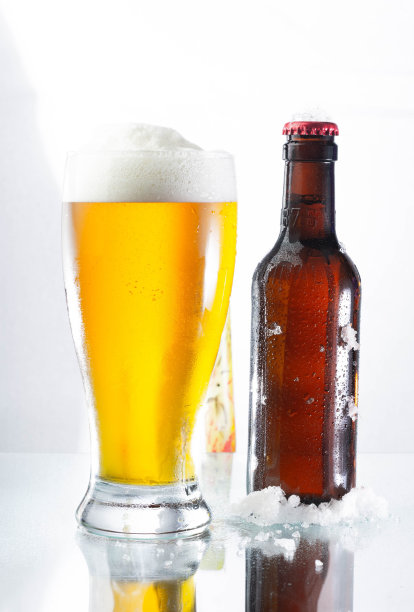 在透明的桌子上，一个清凉的啤酒特写镜头图片下载