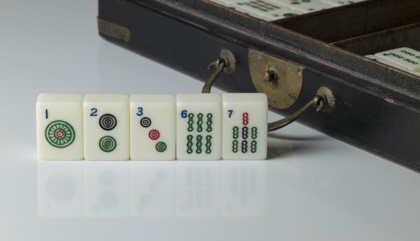 麻将碎片在白色的桌子与盒子图片下载