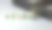 麻将碎片在白色的桌子与盒子图片下载