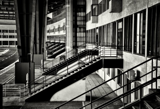 黑白照片的旧和废弃的机场建筑在柏林图片下载