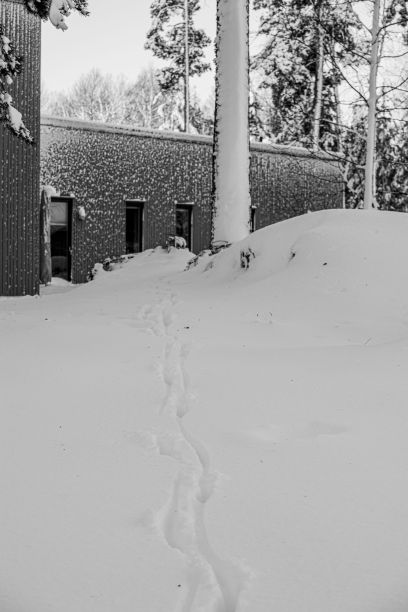 垂直黑白照片的雪景与建筑在冬天图片下载