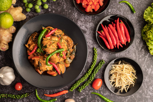 黑盘香炒麻辣鲶鱼，黑水泥底。图片下载