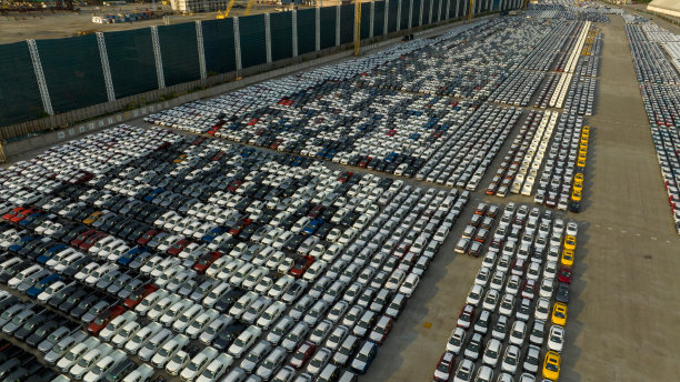 许多新车停泊前运输到经销商客户，汽车运输到滚装船进口出口货运代理，物流运输经销商运输汽车出口码头在横滨图片下载